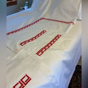 EUC, Colette Jaffe, Queen Sized Duvet & 2 Shams, 1 smaller decor case.